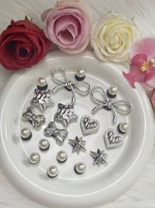 Nueva moda de accesorios para el calzado con diseños de corazón con lazo de plata electrolítica original para decoración de zapatos DIY. Conjunto de 20 piezas que incluyen estrella hueca, perla 3D y hebilla de zapato desmontable