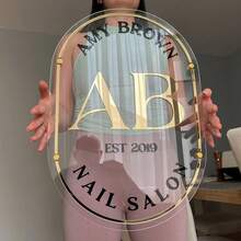 Personalisiertes beiges ovales Schild mit goldenen und schwarzen Buchstaben, goldener Umrandung, Montagematerial enthalten. Transparentes ovales Schild mit schwarzen und goldenen Buchstaben und goldener Umrandung, Montagematerial enthalten. Kundenspezifisches Acryl-Geschäftsschild für die Wand mit weißem Hintergrund, personalisiertes Geschäftsschild für das Büro