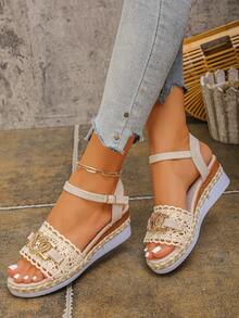 2025夏季新款波西米亚风时尚性感女凉鞋，采用编织坡跟、厚底和露趾设计。