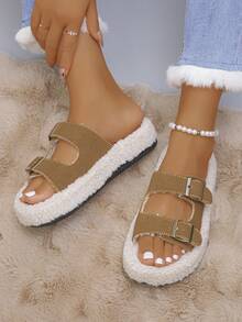 1 par de chinelos de casa da moda com fivela de metal, sola grossa e tira dupla