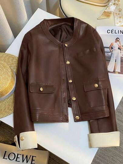 Jaqueta feminina elegante, cor café, com ombros regulares, detalhe de fivela de metal e punho em cor contrastante, outono