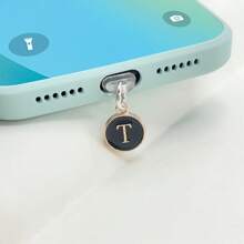 1个防尘塞黑色吊坠，两侧有26个英文首字母，字母手机防尘塞充电口防尘塞兼容苹果接口Type-C防尘塞