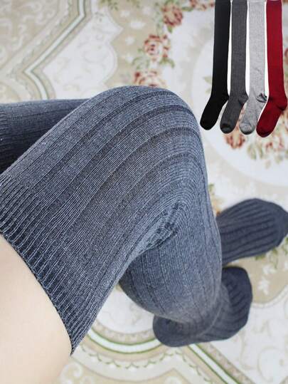 一双过膝保暖袜，柔软舒适，四季皆宜，纯色设计，适合旅行、户外运动和休闲穿着，蓬松柔软，优质针织，Y2K风格，舒适保暖