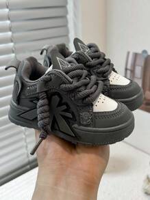 1 Pair Back To School Casual & Fashionable Sports Skateboarding Shoes For Children, Grey Blue With White Color Scheme, Slip-On Closure For Convenience, Comfortable, Lightweight, Soft, Suitable For Indoor/Outdoor, Play, Festivals, Etc.