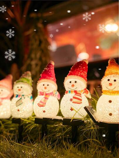 1 pièce Lampe solaire de bonhomme de neige de Noël, bonhomme de neige solaire LED étanche pour décoration de pelouse extérieure, design de bonhomme de neige souriant avec chapeau de Noël mignon. Convient pour la décoration hivernale, la décoration du sapin de Noël, la scène de Noël dans le jardin, l'allée, le couloir, la terrasse, la clôture, le trottoir, les marches et les escaliers, et pour créer une atmosphère festive lors des fêtes de Noël. Peut également être utilisé comme cadeau de Noël. Décoration de Noël, décoration d'arbre de Noël, cadeau, décoration d'Halloween, décoration murale, ornements d'Halloween, décoration de Noël, décoration XMAS, décoration d'arbre de Noël, cadeau, décoration de Thanksgiving, décoration de mariage, décoration d'intérieur, décoration d'automne, décoration d'anniversaire, fournitures de fête, décoration intérieure et extérieure, décoration de jardin, décoration de fête, décoration d'Halloween, décoration murale, ornements d'Halloween.