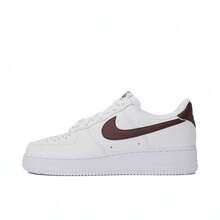 Nike 空军一号 '07 男士运动鞋，优质柔软皮革，气垫缓震，经久耐穿，舒适透气，篮球及休闲鞋款 FJ4146-112 - 白色/勃根地之戀 - 查看 1