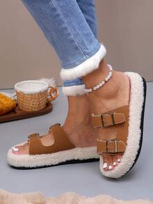 1 par de chinelos de casa da moda com fivela de metal, sola grossa e tira dupla