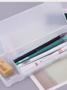 1 个白色塑料铅笔盒，简约办公桌文具收纳盒，带铰链盖和按扣的塑料铅笔盒，适用于铅笔、钢笔、钻头、办公用品，由耐用塑料材料制成，可容纳多支钢笔，便携实用，非常适合旅行、办公桌整理、抽屉、工作区和教室。