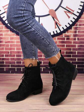 Nuevos botines de tacón alto vintage negro de suela gruesa para otoño 2025, botas de tobillo con tacón grueso vintage estilo motero, botas de mujer de estilo callejero