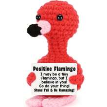 1个火烈鸟咖啡杯蜜蜂哈巴狗浣熊猫头鹰太阳羊手工编织毛绒玩偶挂饰，充满正能量，可以作为小礼物送给亲朋好友。可爱的针织玩具挂饰非常适合摆放在家中的客厅和书桌上，作为生日礼物和房间装饰。可爱的玩偶礼物设计和鼓励的话语，温暖又甜蜜！这些可爱的玩偶将永远是你的朋友，它们会让你感到轻松快乐！ - 彩色 - 查看 18