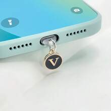 1个防尘塞黑色吊坠，两侧有26个英文首字母，字母手机防尘塞充电口防尘塞兼容苹果接口Type-C防尘塞