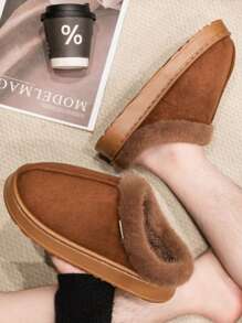 女士短靴蓬松咖啡色拖鞋，温暖舒适。内衬和鞋领采用柔软羊毛，加厚鞋底，防滑设计。男女通用，室内外均可穿着。