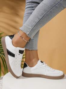 女士白色经典百搭圆头一脚蹬休闲系带柔软舒适平底户外运动休闲鞋，简洁鞋面，线条流畅，整体干净利落。适合春夏秋冬日常出游、校园、度假、街头时尚搭配 - 白色 - 查看 4