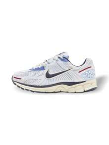 Nike Vomero 5 女款跑步运动鞋，透气网布搭配 TPU 稳定支撑架，蓝色鞋跟细节设计，适合跑步和日常穿着 FV8111-451 - Eqtora/白色 - 查看 1