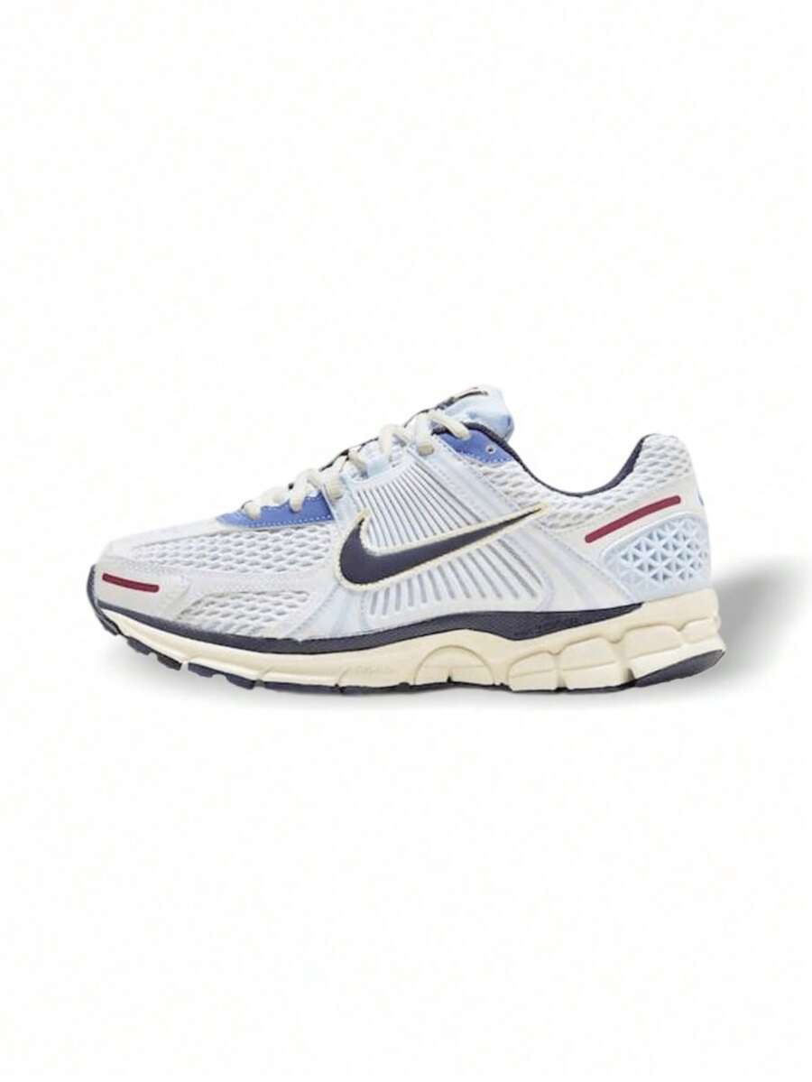 Nike Vomero 5 女款跑步运动鞋，透气网布搭配 TPU 稳定支撑架，蓝色鞋跟细节设计，适合跑步和日常穿着 FV8111-451 - Eqtora/白色 - 查看 1