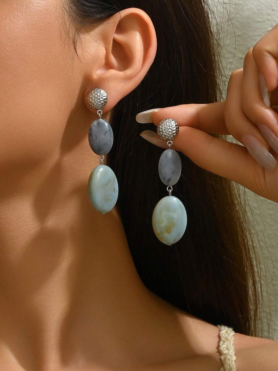 2 件优雅性感的不对称几何波浪仿玉树脂吊坠耳环，配金色心形耳钉，适合派对、度假和旅行佩戴。树脂材质拥有多色图案和纹理，每一件都独一无二。模具接缝属于正常制造工艺。 - 彩色 - 查看 1