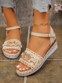 2025夏季新款波西米亚风时尚性感女凉鞋，采用编织坡跟、厚底和露趾设计。