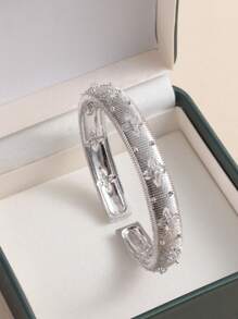 1pc High-Quality Vintage-Style Textured Snowflake Crafted Gold-Plated Bangle Bracelet With Rhinestones, Dual-Tone Regal Retro Luxurious Open Cuff Bracelet For Women, Suitable As A Festival Gift