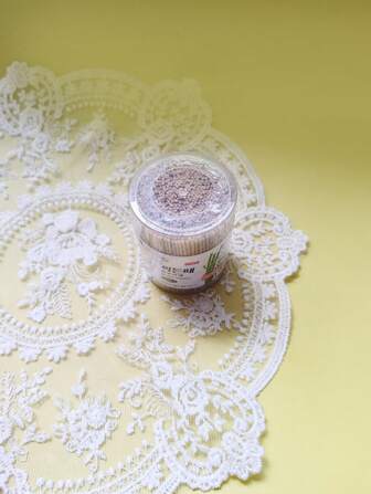 1 boîte de cure-dents en bambou qui ne se cassent pas facilement pour un usage domestique. Têtes simples en carbone pour le nettoyage des dents. Des cure-dents jetables simples et faciles à utiliser.