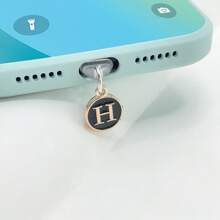 1个防尘塞黑色吊坠，两侧有26个英文首字母，字母手机防尘塞充电口防尘塞兼容苹果接口Type-C防尘塞