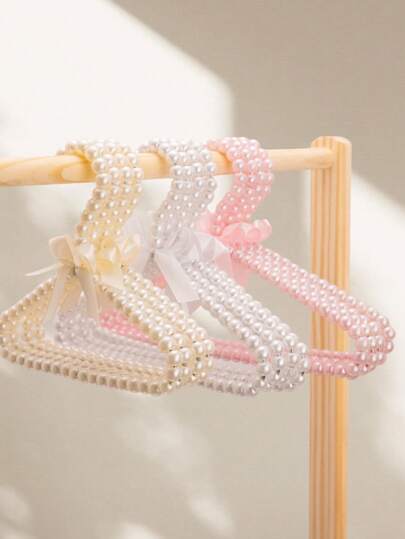 1/3/5/10件仿珍珠衣架，带蝴蝶结，仿珍珠裤夹，适合儿童使用的小型衣架和宠物衣架。这款挂衣架适合悬挂仙女风格的服装，例如连衣裙、裤子、鞋子、牛仔裤、靴子和裙子。它适合春季的极简主义风格，也可用于悬挂夏季上衣。