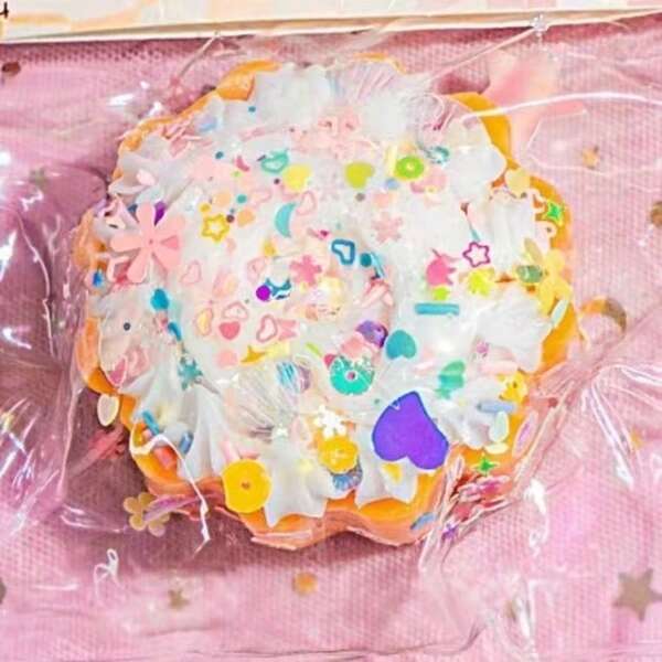 1 pieza Juguete apretable realista y de alta calidad con diseño de pastel y donut, juguete antiestrés, regalo pequeño