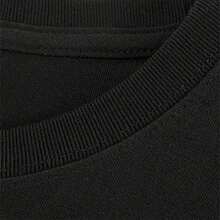 Camiseta corta de algodón puro de 220 g con estampado doble de una sola cara, hecha a mano. Ilustración estilizada de un oso antropomórfico caricaturesco con gafas, sobre un fondo oscuro. Estilo hip-hop. - Negro - Ver 2