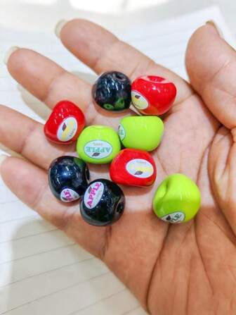 Set de 20 piezas de cuentas de manzana con letras pintadas de forma acrilica, de moda y lindas. Cuentas sueltas hechas a mano para manualidades como bolígrafos, llaveros, correas de teléfono, pulseras y accesorios de joyería.