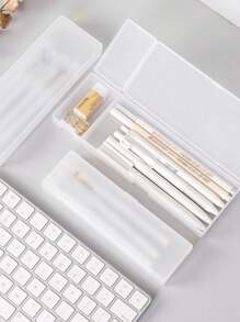 1 个白色塑料铅笔盒，简约办公桌文具收纳盒，带铰链盖和按扣的塑料铅笔盒，适用于铅笔、钢笔、钻头、办公用品，由耐用塑料材料制成，可容纳多支钢笔，便携实用，非常适合旅行、办公桌整理、抽屉、工作区和教室。