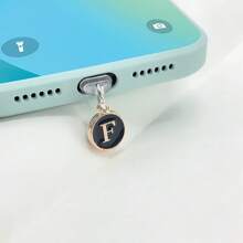 1个防尘塞黑色吊坠，两侧有26个英文首字母，字母手机防尘塞充电口防尘塞兼容苹果接口Type-C防尘塞