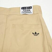 Adidas 女士复古风格宽松休闲裤，纽扣开合，舒适时尚，IC6587 - 淺卡其/黑色 - 查看 4