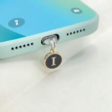 1个防尘塞黑色吊坠，两侧有26个英文首字母，字母手机防尘塞充电口防尘塞兼容苹果接口Type-C防尘塞