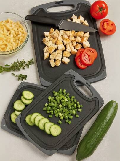 Set de 3 tablas para picar de cocina con canaleta y superficie antideslizante, ideales para picar alimentos como carnes, frutas o verduras, fácil limpieza y almacenamiento.