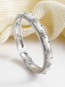 1pc High-Quality Vintage-Style Textured Snowflake Crafted Gold-Plated Bangle Bracelet With Rhinestones, Dual-Tone Regal Retro Luxurious Open Cuff Bracelet For Women, Suitable As A Festival Gift