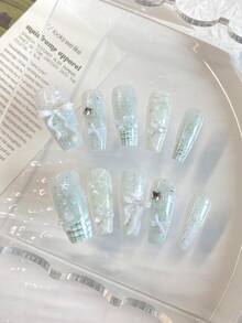 清新甜美少女风夏日美甲——10片中长棺材形美甲贴片。底色为薄荷绿，带有渐变亮片。手绘法式银色方格纹搭配白色蝴蝶结和五角星形钻石，打造精致柔美的妆容，更能衬托肤色。美甲用品 手工美甲贴片 - 薄荷綠 - 查看 4
