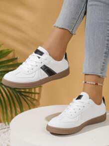 女士白色经典百搭圆头一脚蹬休闲系带柔软舒适平底户外运动休闲鞋，简洁鞋面，线条流畅，整体干净利落。适合春夏秋冬日常出游、校园、度假、街头时尚搭配 - 白色 - 查看 6