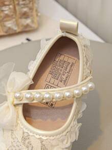 1 Pair Girls' New Fashion Elegant Minimalist Pearl Embroidered Mesh Breathable Material Handmade Pearl Bow Decor Elastic Band Floral Trim Soft Wear Comfortable Non-Slip Flat Princess Sandals, Suitable For Dresses, Piano Performance, Spring/Summer/Autumn