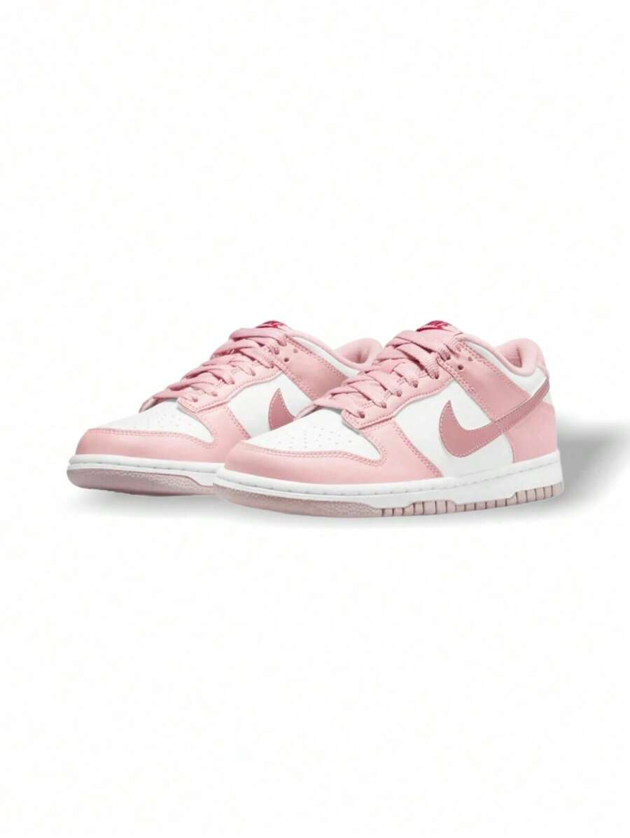 Nike Dunk Low 女款运动鞋，休闲街头健身日常低帮缓震透气防滑耐穿柔软鞋领经典撞色百搭皮革标志性舒适易搭配粉色釉面白色 DO6485-600