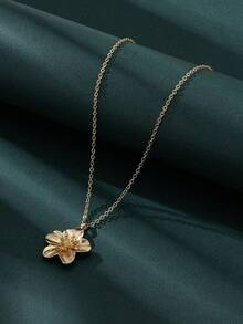 1pc Vacation Style 5-Leaf Floral Gold Pendant Necklace, A Wedding Gift For Women, Worn Daily On Beach Vacations