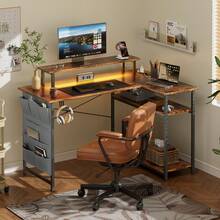 HLONONE Escritorio en forma de L con LED y enchufes, 110 x 80 cm, escritorio de esquina con estante, escritorio de computadora con soporte para monitor y bolsa de almacenamiento, mesa de juego en forma de L para oficina en casa. - Marrón retro - Ver 7