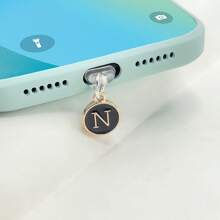 1个防尘塞黑色吊坠，两侧有26个英文首字母，字母手机防尘塞充电口防尘塞兼容苹果接口Type-C防尘塞