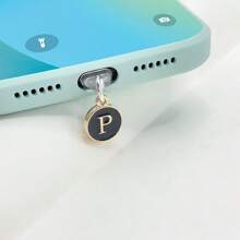 1个防尘塞黑色吊坠，两侧有26个英文首字母，字母手机防尘塞充电口防尘塞兼容苹果接口Type-C防尘塞