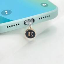 1个防尘塞黑色吊坠，两侧有26个英文首字母，字母手机防尘塞充电口防尘塞兼容苹果接口Type-C防尘塞