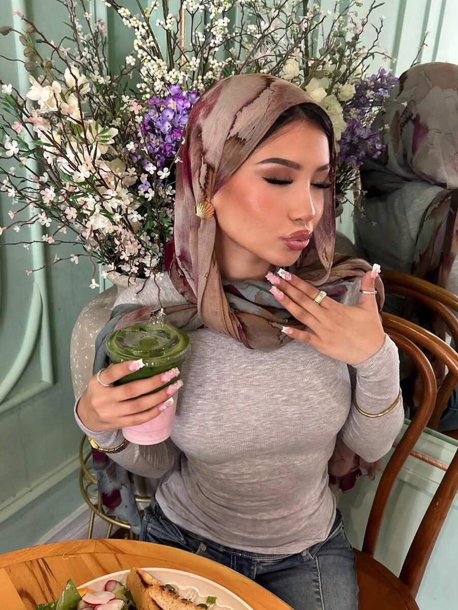 1条女士时尚波西米亚水彩大理石纹雪纺围巾，轻盈透气面料，休闲街头风配饰