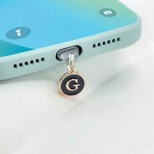 1个防尘塞黑色吊坠，两侧有26个英文首字母，字母手机防尘塞充电口防尘塞兼容苹果接口Type-C防尘塞