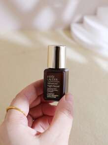 Estée Lauder 雅诗兰黛 [迷你] 特润夜间修护同步多重修复复合面部精华液 7ml / 唤醒容光焕发，明显减少衰老迹象 / 适合所有肤质的精华液，包括敏感肌肤 / 面部精华液，蕴含独家夜间肽、透明质酸和抗氧化功效