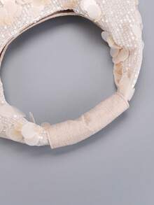 This Fashion - Forward Handbag Is A Dazzling Blend Of Elegance And . Adorned With Exquisite Sequin Flowers, It Brings A Touch Of Glamour To Any Look. Whether You Need A Simple Yet Chic Sequin Clutch For A Glittering Dinner, A Statement Piece For Parties - Beige - View 3