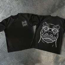 Camiseta corta de algodón puro de 220 g con estampado doble de una sola cara, hecha a mano. Ilustración estilizada de un oso antropomórfico caricaturesco con gafas, sobre un fondo oscuro. Estilo hip-hop. - Negro - Ver 1