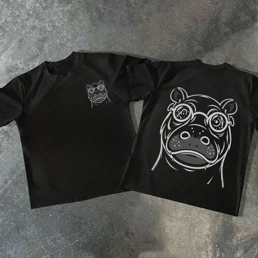 Camiseta corta de algodón puro de 220 g con estampado doble de una sola cara, hecha a mano. Ilustración estilizada de un oso antropomórfico caricaturesco con gafas, sobre un fondo oscuro. Estilo hip-hop. - Negro - Ver 1