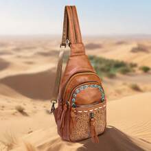Bohemian Retro PU Leather Chest Bag, z paskami na ramię, które można rozszerzyć, aby uzyskać konstrukcję dwuramienną. Posiada tłoczenie skóry i wiele kieszeni, w których można przechowywać telefony komórkowe i kosmetyki. Jest bardzo odpowiednia do podróży, aktywności na świeżym powietrzu i wycieczek.